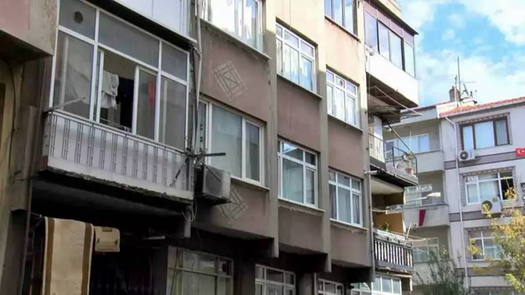 Dökülen binanın önünden geçmeye dahi korkarken istenen kira bedeli 'Pes' dedirtti! Resmen 60 yıllık 'tabutta' yaşıyorlar 2